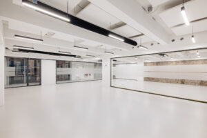Strak, modern kantoorpand aan de Generaal Vetterstraat met glazen wanden en minimalistisch interieur.